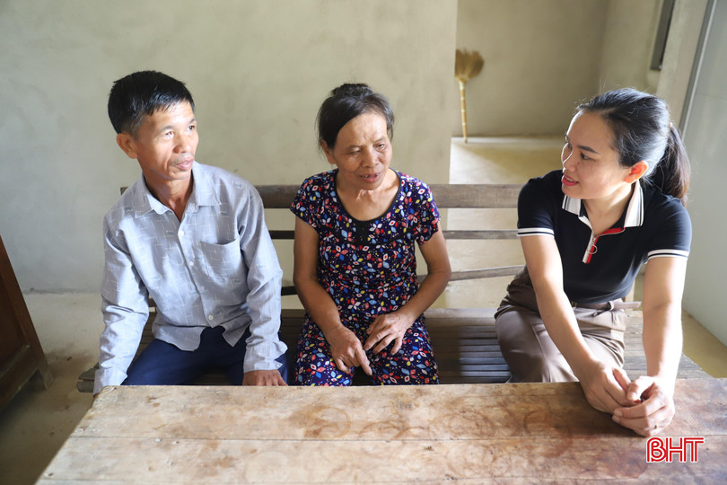 Cán bộ chính sách xã Kim Hoa trò chuyện với bà Nguyễn Thị Minh (SN 1958, thôn Hồng Thuỷ) vừa được xây nhà tình thương từ nguồn kêu gọi của Bộ Công an. IMG_0235.JPG