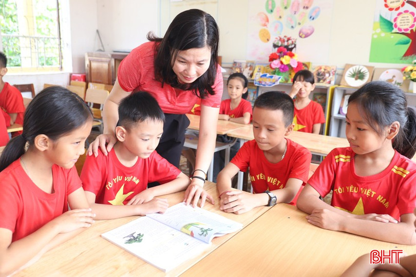Cô giáo hướng dẫn cháu Phạm Quốc Huy học bài mới img-4756-150.jpg