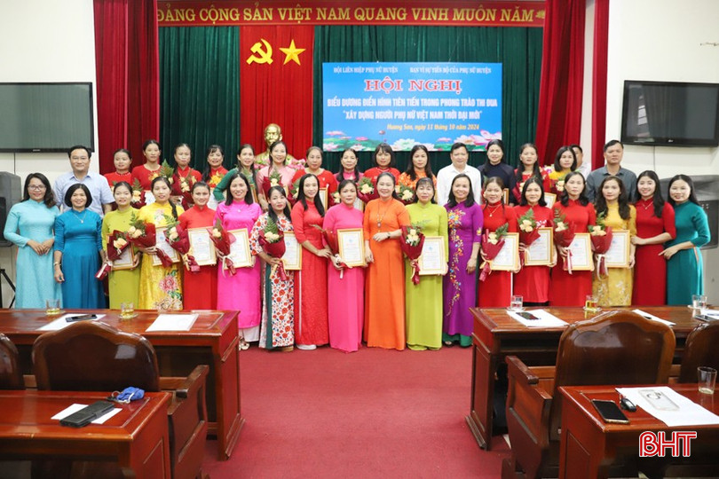 Lãnh đạo huyện Hương Sơn, Hội LHPN tỉnh, Hội LHPN huyện và Ban Vì sự tiến bộ phụ nữ huyện trao giấy khen cho các điển hình tiên tiến. img-4989-7386.jpg
