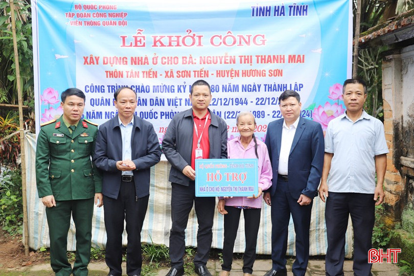 Đại diện đơn vị tài trợ và cấp ủy, chính quyền địa phương trao biểu trưng số tiền ủng hộ 50 triệu đồng cho bà Nguyễn Thị Thanh Mai. bqbht_br_img-9717.jpg