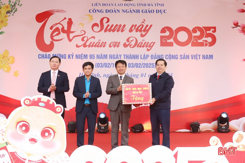 Lãnh đạo Ban Tuyên giáo Tỉnh ủy, huyện Hương Sơn trao quà cho Trường THPT Hương Sơn. Lãnh đạo Ban Tuyên giáo Tỉnh ủy, huyện Hương Sơn trao quà cho Trường THPT Hương Sơn.