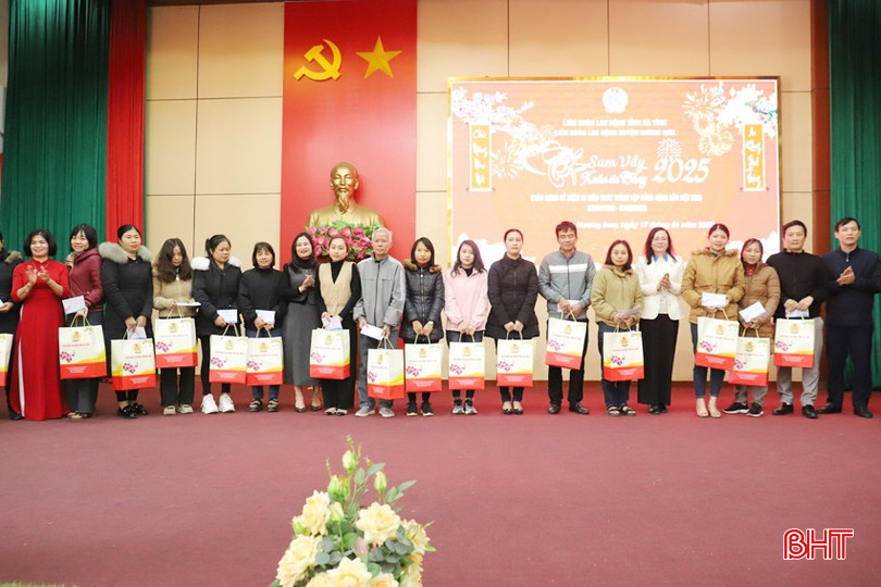 Cũng trong sáng 17/1, tại Huyện ủy Hương Sơn, LĐLĐ huyện Hương Sơn đã tổ chức chương trình "Tết sum vầy - Xuân ơn Đảng", trao 230 suất quà cho đoàn viên, người lao động gặp hoàn cảnh khó khăn trên địa bàn với tổng trị giá 215 triệu đồng; hỗ trợ 5 mái ấm công đoàn trị giá 145 triệu đồng. Cũng trong sáng 17/1, tại Huyện ủy Hương Sơn, LĐLĐ huyện Hương Sơn đã tổ chức chương trình "Tết sum vầy - Xuân ơn Đảng", trao 230 suất quà cho đoàn viên, người lao động gặp hoàn cảnh khó khăn trên địa bàn với tổng trị giá 215 triệu đồng; hỗ trợ 5 mái ấm công đoàn trị giá 145 triệu đồng.