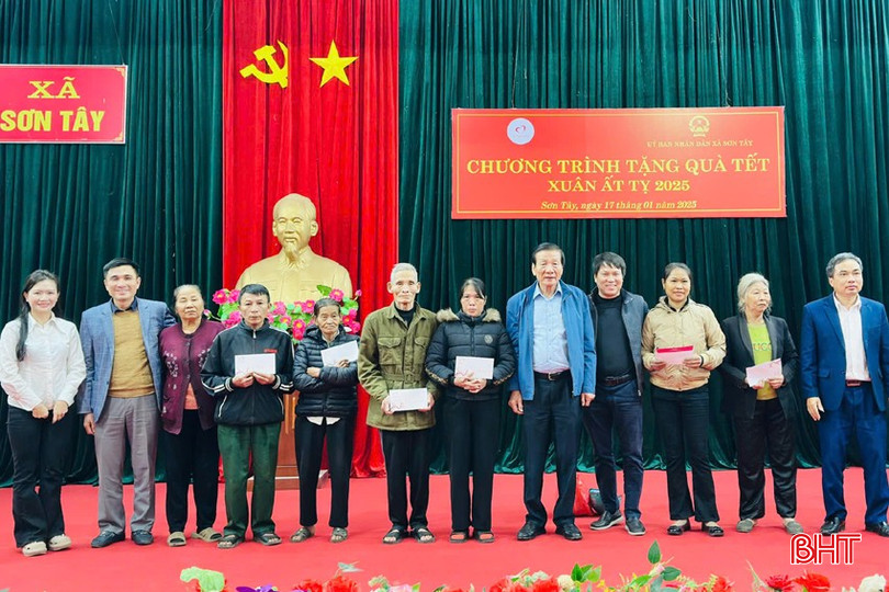 Đại diện các đơn vị trao quà tết cho những hộ dân nghèo tại xã Sơn Tây. bqbht_br_z6238034007150-8119d0716698721372989ad46ec7ea15.jpg