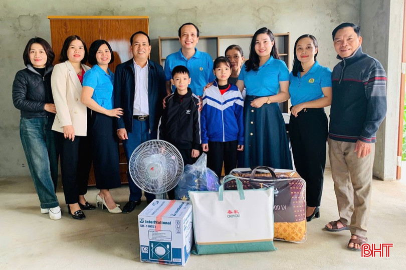 Ban giám hiệu nhà trường, các thầy cô giáo trao quà cho 2 học sinh mồ côi là học sinh của Trường Tiểu học Quang Diệm. bqbht_br_z6436707473696-3930ea88bff6a5ed7261fab753631ac3.jpg