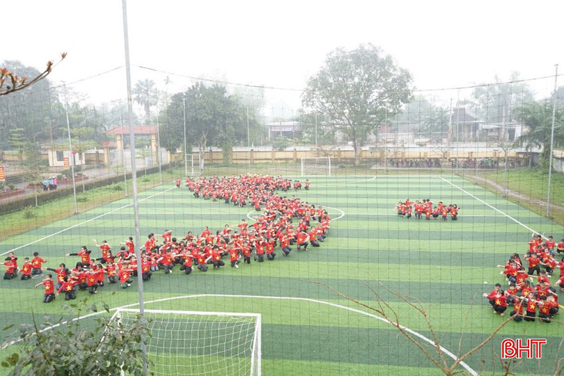 Học sinh trường Tiểu học Quang Diệm xếp hình bản đồ Việt Nam. bqbht_br_z6436278055981-91b0750bdb819a9eb4d16da712be1500.jpg