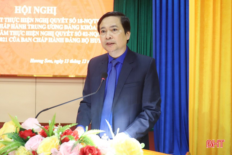 Trưởng ban Tổ chức Huyện ủy Hương Sơn Lê Nhật Lệ trình bày báo cáo tổng kết thực hiện Nghị quyết số 18 của Ban Chấp hành Trung ương Đảng và Nghị quyết số 02 của Ban Chấp hành Đảng bộ huyện bqbht_br_img-9796-copy.jpg