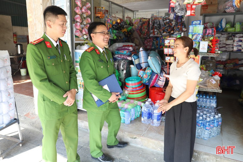 Chị Nguyệt trao đổi thông tin với lực lượng công an địa phương bqbht_br_img-9404.jpg