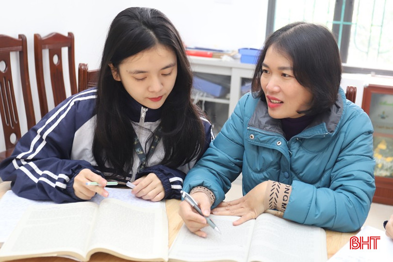 Cô Phan Thị Hồng Nga - giáo viên bồi dưỡng học sinh giỏi Văn luôn đồng hành, hướng dẫn Thanh Huyền. bqbht_br_img-0191.jpg