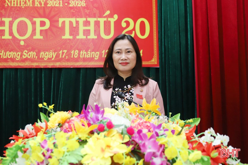 Phó Chủ tịch HĐND Hương Sơn Hà Thị Huyền phát biểu khai mạc kỳ họp. bqbht_br_img-0141.jpg