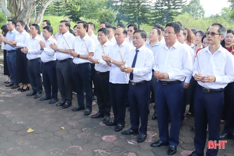 Trước đó, các đại biểu tham dự hội nghị đã đến dâng hương tưởng nhớ Đại danh y Hải Thượng Lãn Ông Lê Hữu Trác tại nhà thờ Hải Thượng Lãn Ông Lê Hữu Trác ở thôn Bảo Thượng, xã Quang Diệm. img-5012-6724.jpg