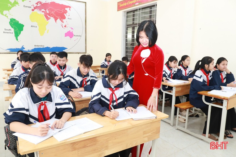 Cô Nguyễn Thị Nga trong một tiết học môn Khoa học tự nhiên tại Trường THCS Phan Đình Phùng. bqbht_br_img-4082.jpg
