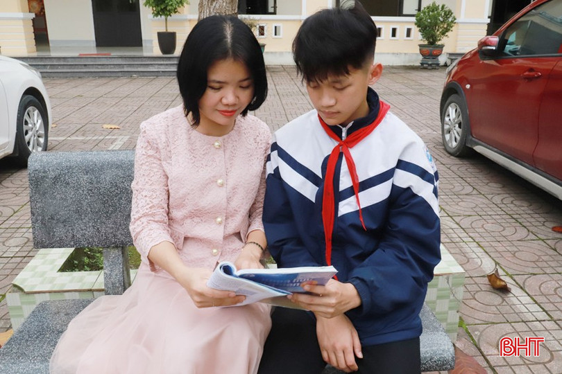 Cô Nga hướng dẫn kiến thức cho em Chu Bá Văn - học sinh lớp 9B (người đạt giải nhất môn Sinh cấp tỉnh năm học 2023 -2024). bqbht_br_img-4128.jpg