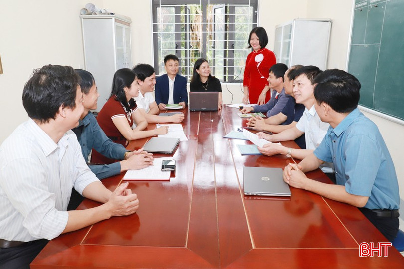 Cô Nga chia sẻ kinh nghiệm tại buổi thảo luận Tổ tự nhiên Trường THCS Phan Đình Phùng. bqbht_br_img-4076.jpg
