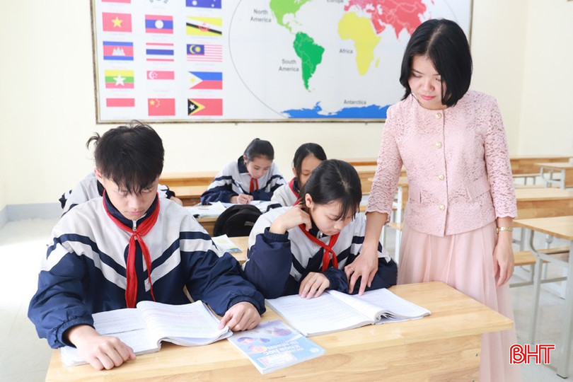 Cô Nga kèm cặp đội tuyển môn Khoa học tự nhiên chuẩn bị cho kỳ thi học sinh giỏi. bqbht_br_img-4150.jpg