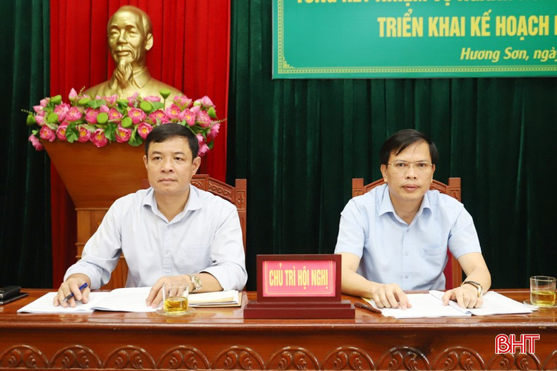 Chủ tịch UBND huyện Hương Sơn Trần Bình Thân và Phó Chủ tịch UBND huyện Nguyễn Kiều Hưng chủ trì hội nghị. bqbht_br_img-7741.jpg