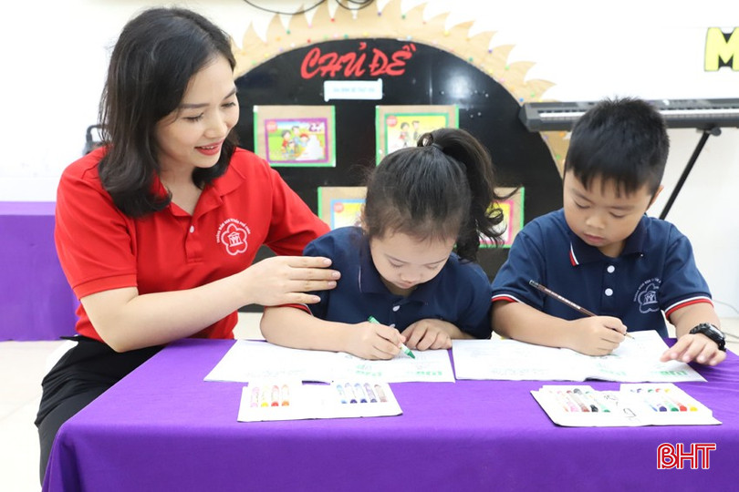 Cô Phan Thị Nga luôn dày công tìm tòi phương pháp dạy trẻ tối ưu, phù hợp với điều kiện vùng nông thôn. bqbht_br_img-6948.jpg