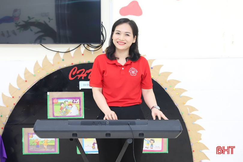 Ngoài công việc chuyên môn, cô Phan Thị Nga còn tham gia các hoạt động văn hóa, văn nghệ do trường, huyện tổ chức. bqbht_br_img-6929.jpg