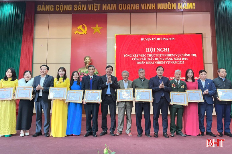 ...trao tặng giấy khen của huyện Hương Sơn cho 1 tập thể và 21 cá nhân hoàn thành xuất sắc nhiệm vụ trong thời gian qua. bqbht_br_z6204601033515-6c40bc91d6be2c2d2c146c0c9bd259c0.jpg