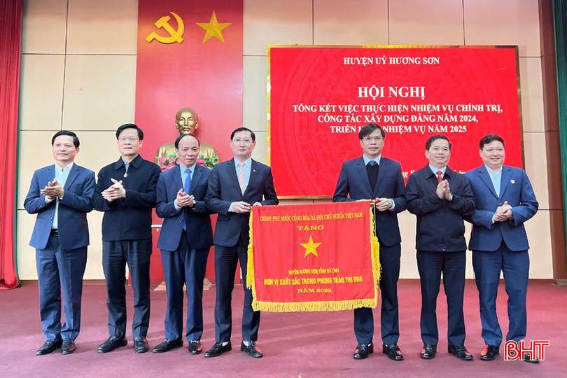 Lãnh đạo Ban Tuyên giáo Tỉnh ủy trao tặng Cờ thi đua xuất sắc của Chính phủ cho huyện Hương Sơn... bqbht_br_z6204533889203-de7cb1079c37692899811ce918084566.jpg