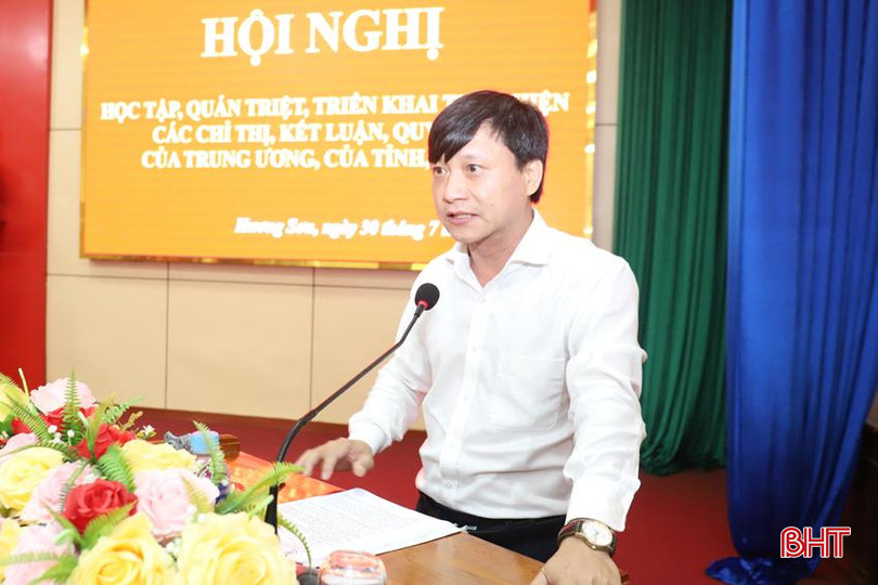 Phó Chủ tịch UBND huyện Hồ Thái Sơn trình bày những kết quả về việc thực hiện Kết luận số 70, Chỉ thị số 31 IMG_0091.JPG