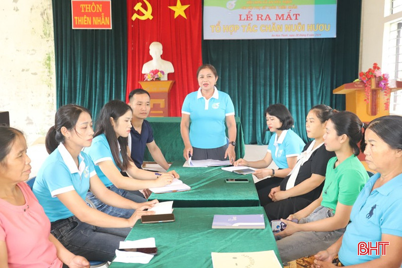 Chủ tịch Hội LHPN xã An Hòa Thịnh chủ trì buổi lễ ra mắt tổ hợp tác nuôi hươu với 16 thành viên vào tháng 9/2024. img-4419-5853.jpg