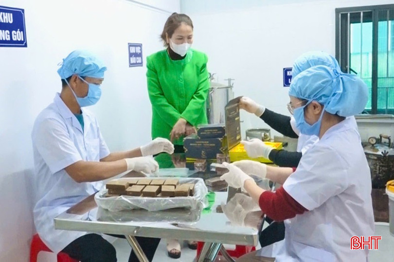 Đóng gói sản phẩm cao xương hươu ở Công ty Thương mại & dịch vụ Trầm Nhân. bqbht_br_z6444573392191-04d9a5dbb937389f645085c5b6353770.jpg