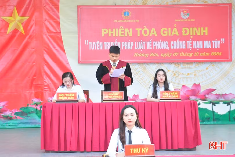 Toàn cảnh phiên tòa giả định tại Trường THPT Hương Sơn.