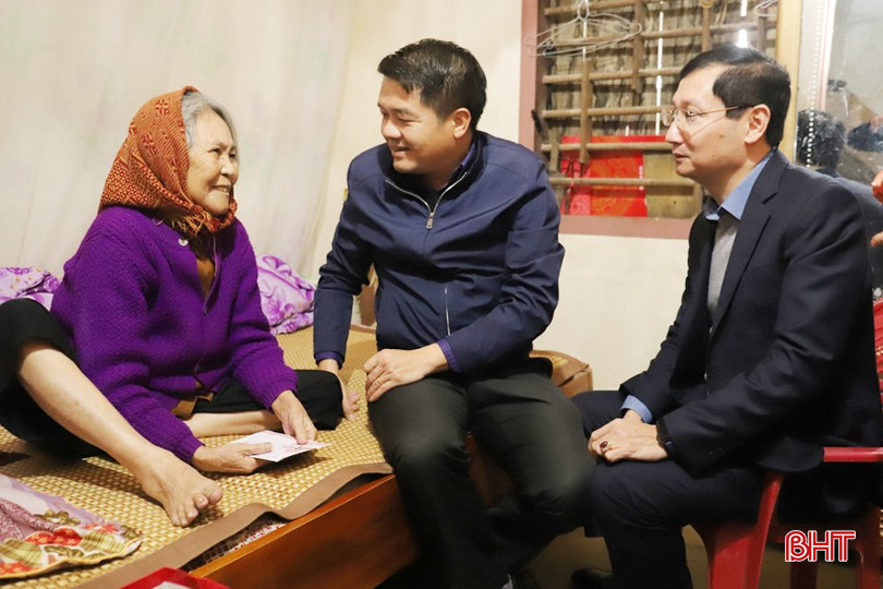 Đoàn công tác thăm, tặng quà bà Đặng Thị Lục. Đoàn công tác thăm, tặng quà bà Đặng Thị Lục.