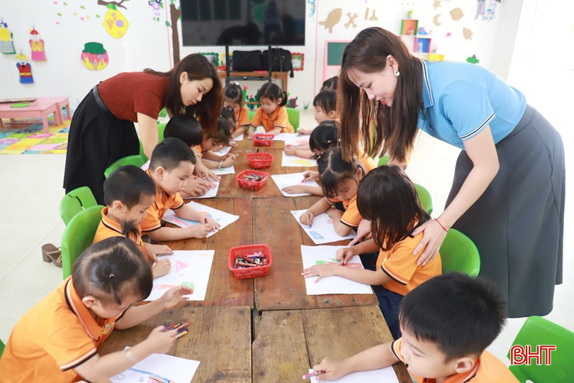 Cô giáo Thùy Linh (phải) và cô Nguyễn Thị Như Quỳnh trong giờ học tại Trường Mầm non xã Kim Hoa bqbht_br_img-5646.jpg