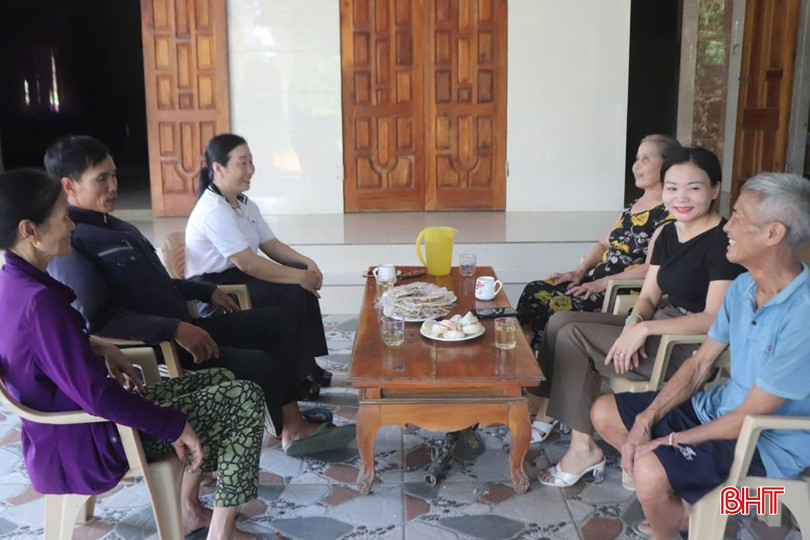 Chị Phan Thị Thủy - Trưởng thôn Động Eo (áo trắng) vận động bà con hiến đất mở đường bqbht_br_z5989490038084-3bffb86889d396dae33eea75c55656a4.jpg
