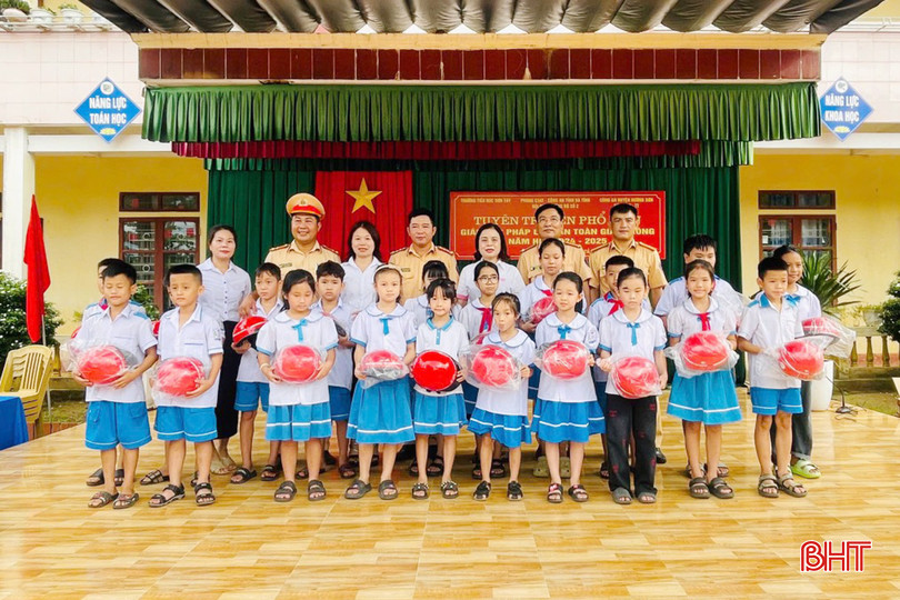 Lực lượng CSGT tặng 20 mũ bảo hiểm cho học sinh Trường Tiểu học Sơn Tây. z5811425077387_f13da717ce97d63835dbefb650c0db49.jpg