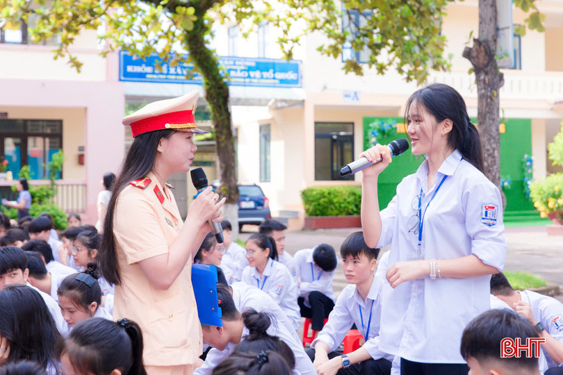Cán bộ CSGT giao lưu, trả lời câu hỏi của các em học sinh về Luật ATGT. z5811478356836_e4edfe5efea13883215fae30d1217e54.jpg