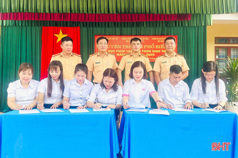 Giáo viên và học sinh Trường THPT Cao Thắng ký cam kết không vi phạm ATGT z5811425068050_169edf8bd4b06f3f50cd4931878b6423.jpg
