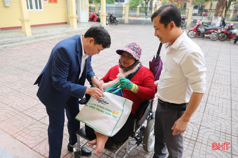Trao quà cho hộ nghèo là người khuyết tật ở xã Sơn Giang. bqbht_br_img-8824.jpg