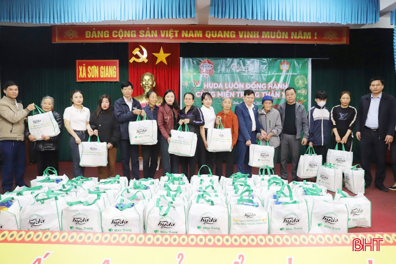 Lãnh đạo Ủy ban MTTQ huyện Hương Sơn, xã Sơn Giang và nhà tài trợ trao quà cho các hộ gia đình ở xã Sơn Giang. bqbht_br_img-8853.jpg
