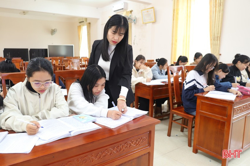 Cô Loan hướng dẫn đội tuyển học sinh giỏi môn Văn Trường THCS Nguyễn Tuấn Thiện. bqbht_br_img-9638.jpg