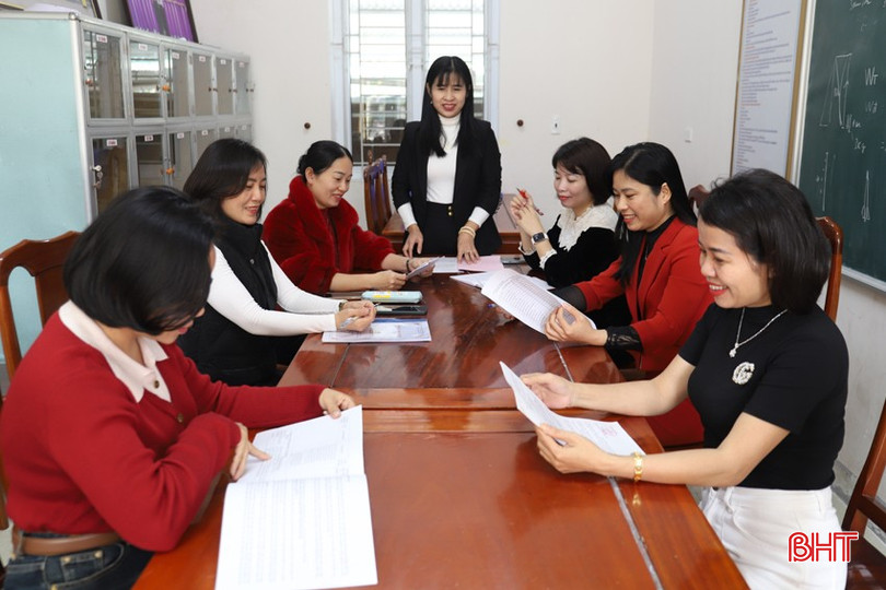 Tổ Khoa học - Xã hội do cô Phạm Thị Thanh Loan làm tổ trưởng họp chuyên đề, góp ý công tác chuyên môn. bqbht_br_img-9672.jpg