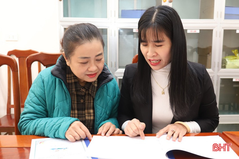 Cô Loan (bên phải) trao đổi chuyên môn với đồng nghiệp. bqbht_br_img-9684.jpg