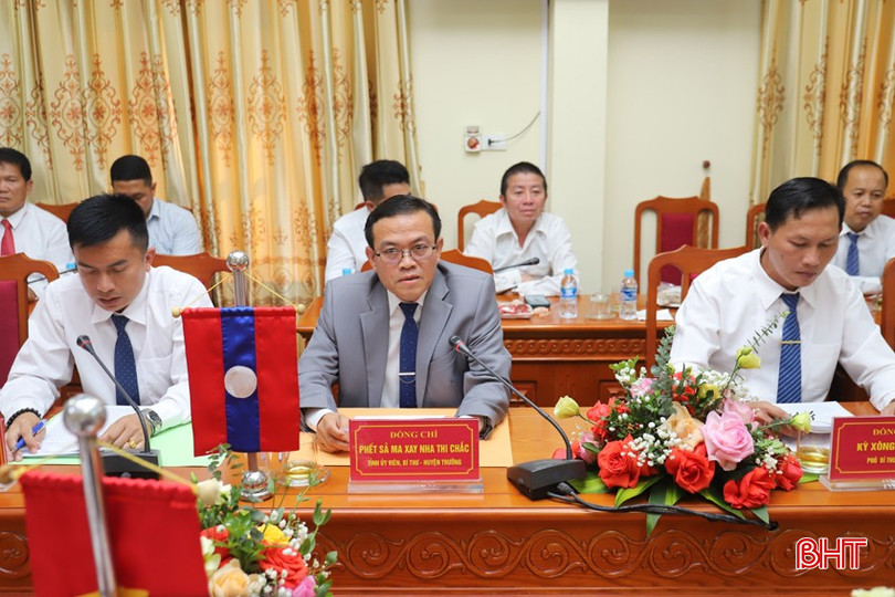 Đồng chí Phết Sà May Xay Nha Thi Chắc - Bí thư, Huyện trưởng huyện Khăm Cợt phát biểu tại buổi giao ban bqbht_br_img-7771.jpg