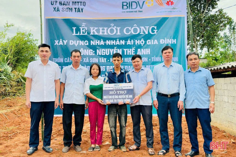 Ủy ban MTTQ huyện Hương Sơn trao hỗ trợ làm nhà ở cho hộ cận nghèo thôn Cây Tắt, xã Sơn Tây. z5911368114709-0cfaf89e8bf1be2c45fed29634be20cd-4227-2594.jpg