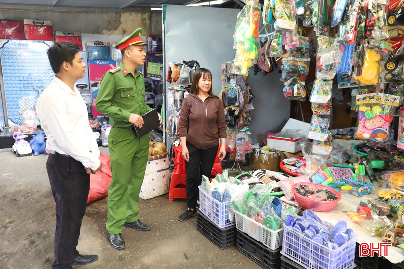 Lực lượng chức năng nhắc nhở bà con tiểu thương về công tác PCCC tại chợ Nầm, xã Châu Bình. bqbht_br_img-5282.jpg