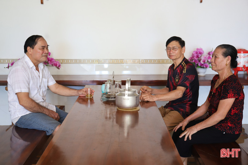 Ông Võ Thanh Bang (trái) tuyên truyền đến từng hộ dân về lợi ích của việc mở rộng đường giao thông, xây dựng khu dân cư NTM kiểu mẫu. IMG_0902.JPG