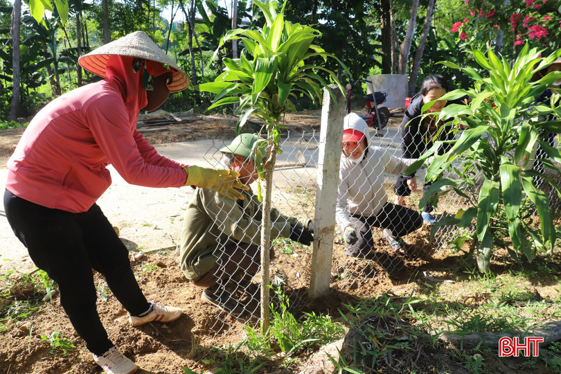 Bà con Nhân dân thôn 4, xã Sơn Giang ra quân xây dựng khu dân cư nông thôn mới kiểu mẫu IMG_0808.JPG