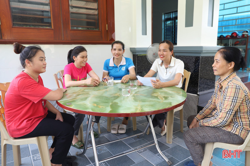 Chị Lê Thị Duyên (thứ 2 từ trái sang) chia sẻ với cán bộ xã Sơn Kim 2 về "hành trình" vượt nghèo của gia đình. IMG_2549.JPG