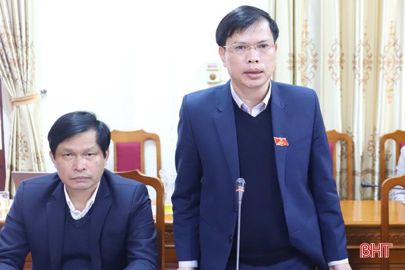 Chủ tịch UBND huyện Hương Sơn Trần Bình Thân: Sau khi thành lập, giải thể các cơ quan chuyên môn, UBND huyện Hương Sơn còn 9 phòng, giảm 3 phòng (đảm bảo đủ số lượng) nhưng hiện vẫn còn thừa 11 công chức. Số công chức này sẽ được bố trí, điều chuyển phù hợp với vị trí việc làm trong thời gian tới. bqbht_br_img-1923.jpg