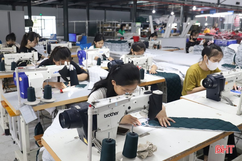 Học sinh Trung tâm Giáo dục nghề nghiệp – Giáo dục thường xuyên huyện Hương Sơn học may ngay tại Công ty May BGG (xã Sơn Lễ), khi ra trường có cơ hội vào làm việc tại đây. bqbht_br_img-8927.jpg