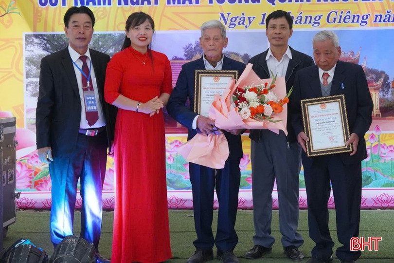 Ban Quản lý di tích xã Sơn Ninh biểu dương đóng góp của các gia đình vào việc bảo quản di tích bqbht_br_z6319407406564-51e8ddac67aa9dfea295eec2930c5bc3.jpg