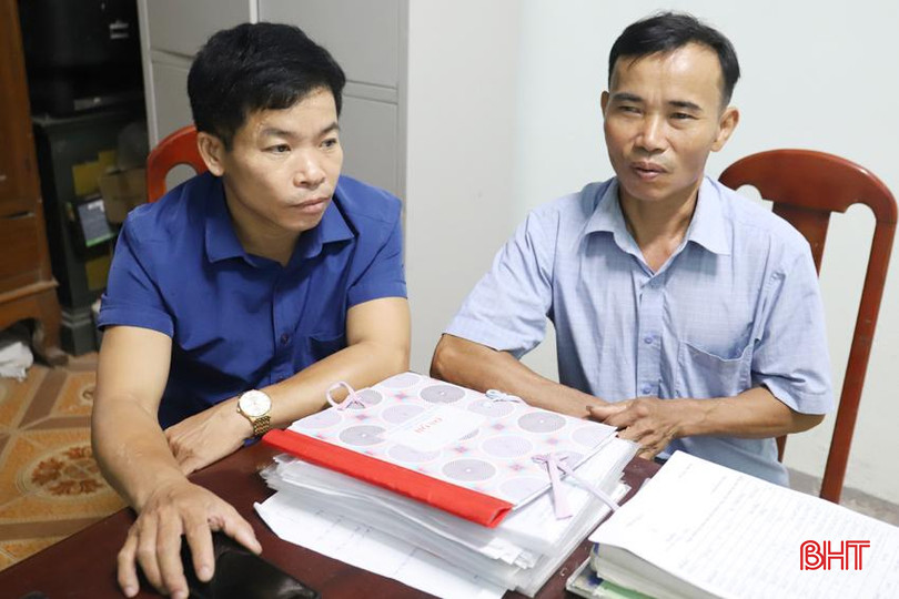 Ông Hoàng Thế Lộc - Tổng đội trưởng Tổng đội Thanh niên xung phong - xây dựng vùng kinh tế mới Tây Sơn (người bên trái) làm việc với ông Nguyễn Hồng Sơn - Trưởng thôn Phố Tây. IMG_8199.JPG