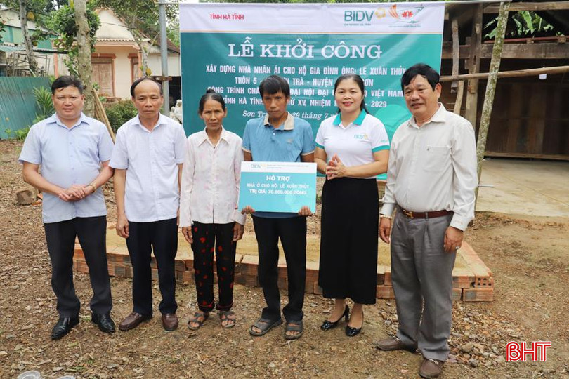 Lãnh đạo BIDV Chi nhánh Hà Tĩnh trao hỗ trợ số tiền 70 triệu đồng cho gia đình anh Lê Xuân Thuỷ, IMG_0051.JPG