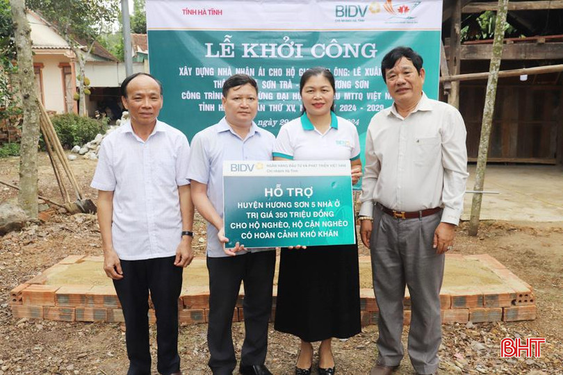 Lãnh đạo BIDV - Chi nhánh Hà Tĩnh trao biểu trưng 5 ngôi nhà trị giá 350 triệu cho huyện Hương Sơn IMG_0040.JPG